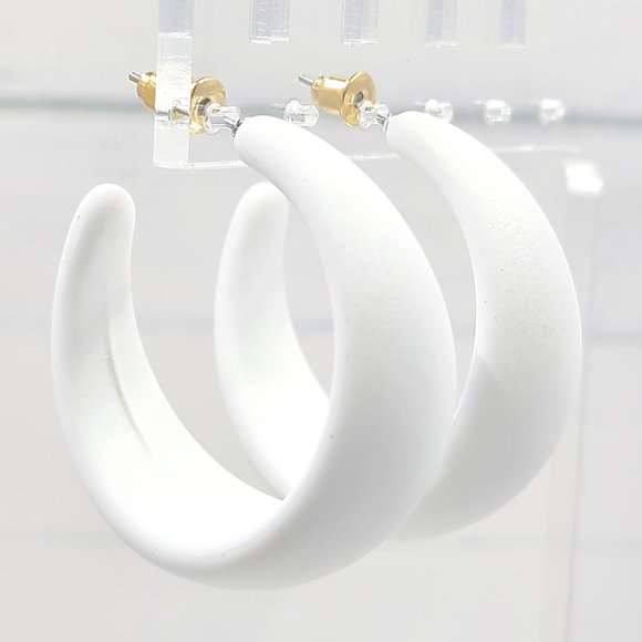 White 80's Retro Smooth Matte Texture 1.5" Semi Wide Fashion Hoop Earrings - Picture 1 of 11